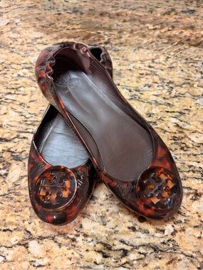 Tory Burch Tortoiseshell Logo Ballet Flats in Brown/Amber